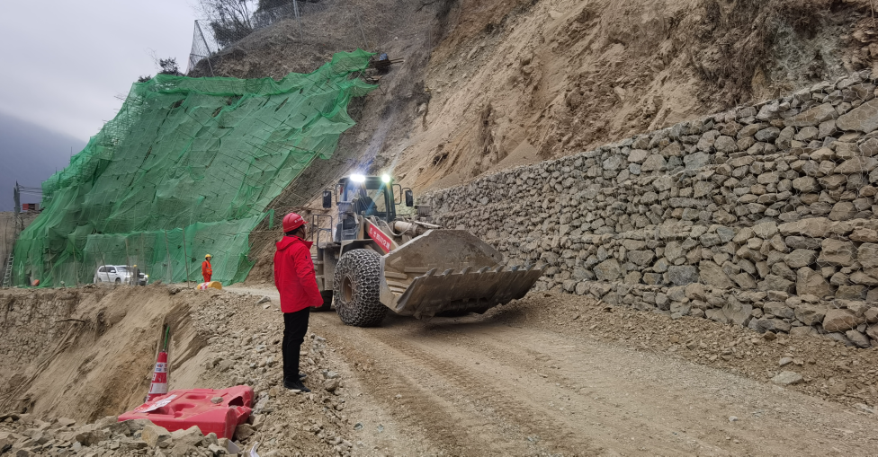 铁军担当 | 交建集团海螺沟景区道路项目部积极参与“1·26”泸定地震抢通保畅工作