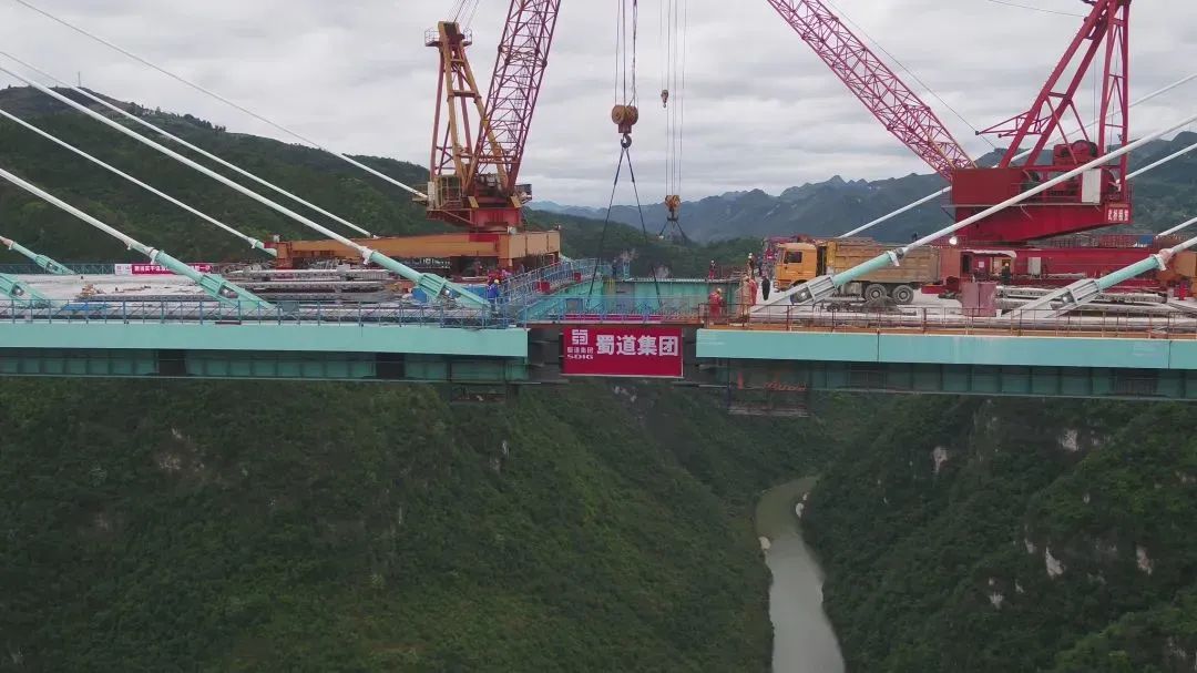 横跨川黔！古金高速ZCB1-4项目赤水河大桥今日顺利合龙