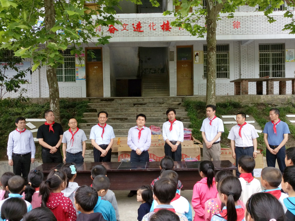 向桥坝中心小学贫困学生捐献学习用品